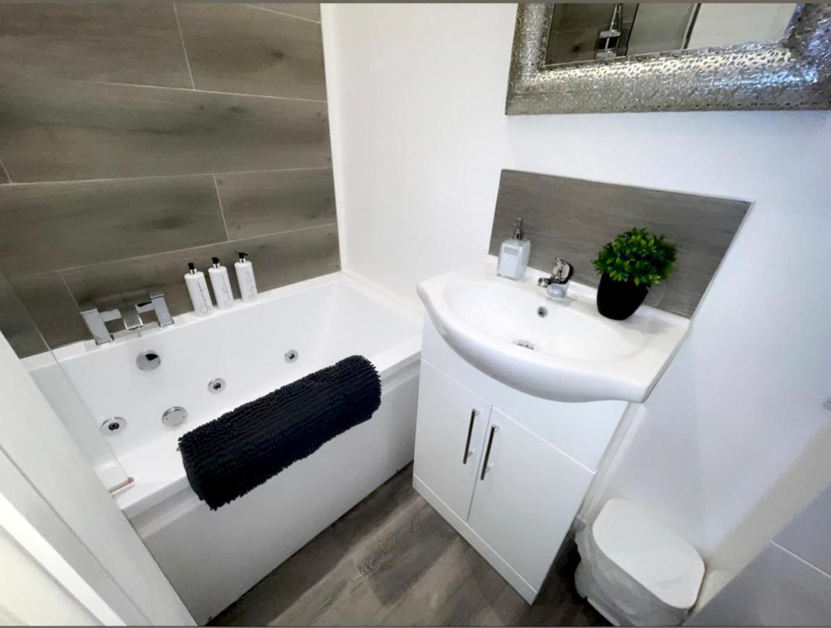 Albert Luxury Hottub & Jacuzzi Apartments Blackpool Exterior photo