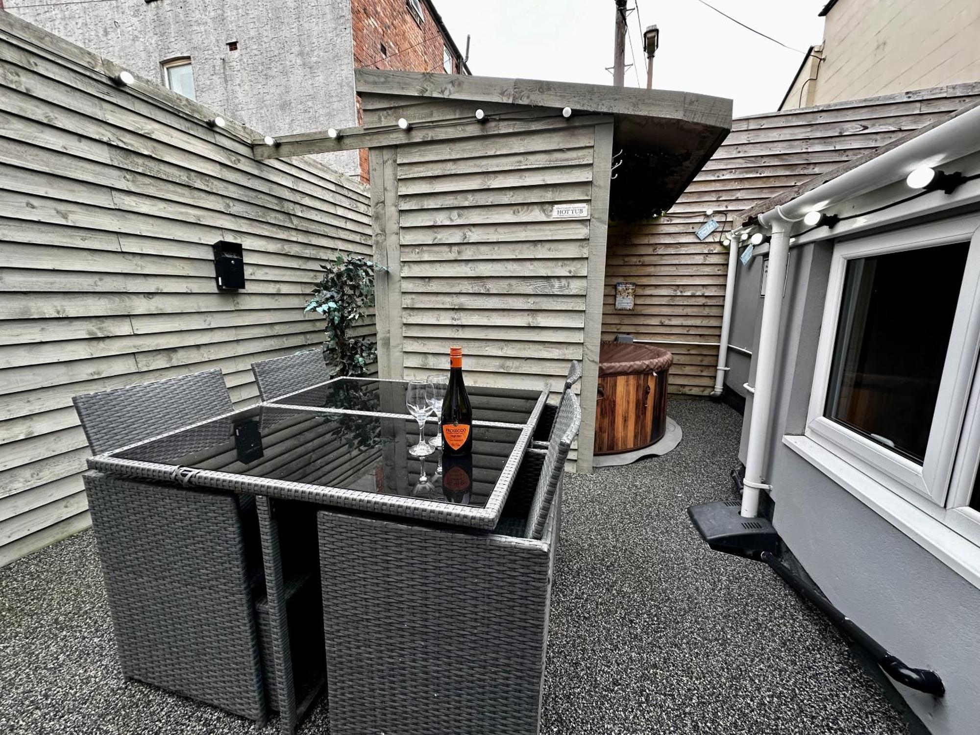 Albert Luxury Hottub & Jacuzzi Apartments Blackpool Room photo
